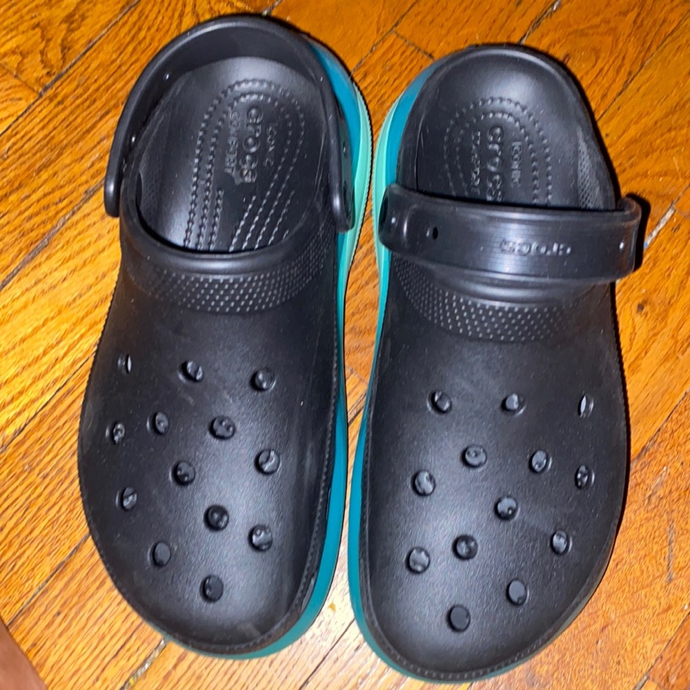 Platform crocs almost new